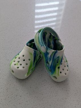 Crocs Glow In The Dark Size 8